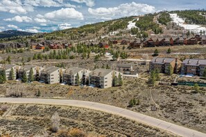 Exterior - Luxury Updated 2BR2BA/Walk to Base/Bike Hike Fish Golf/STUNNING Mountain Views🌄 (Granby)