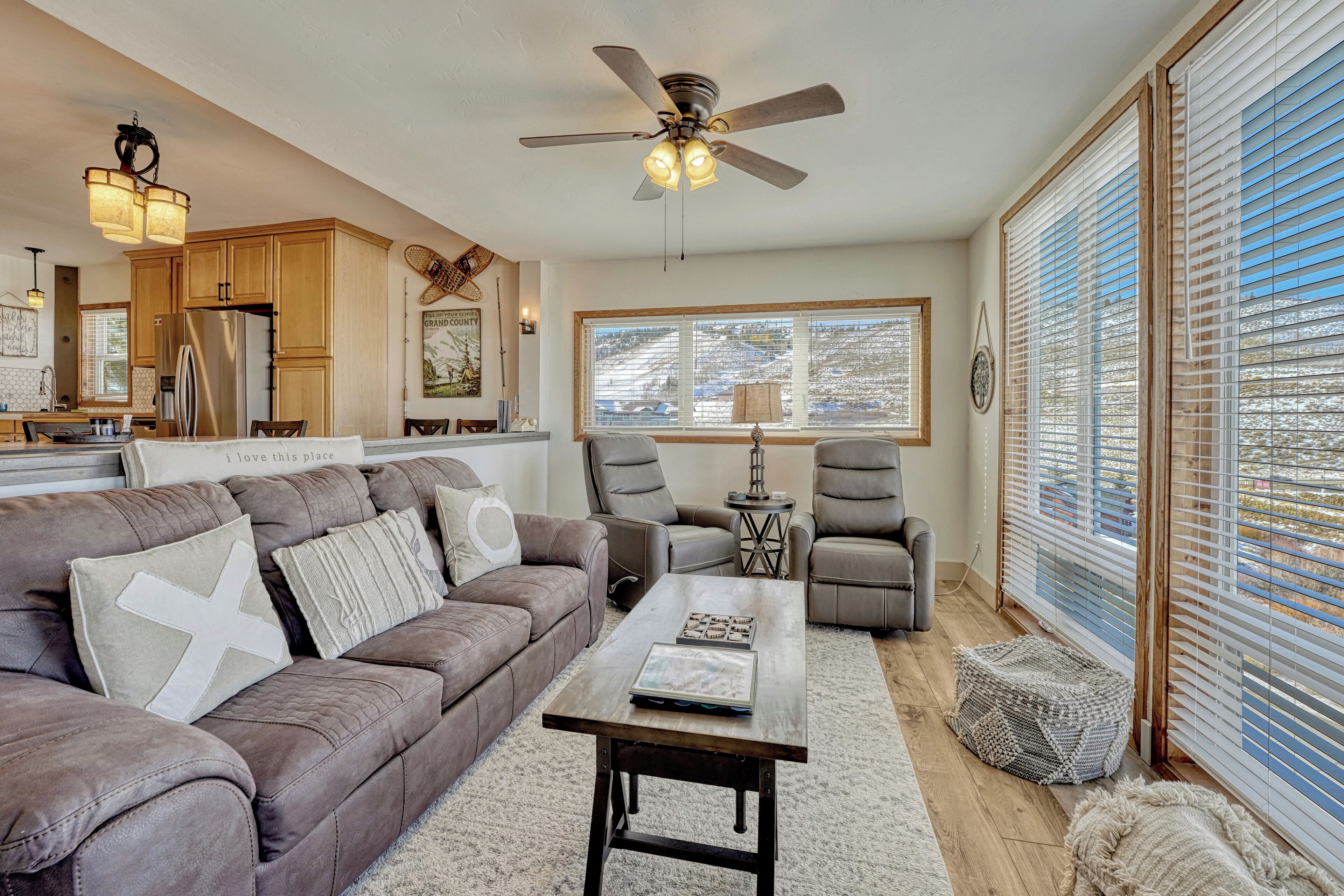 智能电视、壁炉、DVD 播放器、书