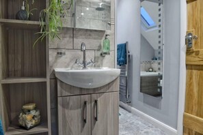 Bathroom - Cosy & Spacious Cottage in Scenic Village With Pub (Ashbourne)