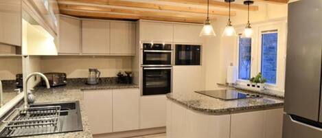 Cottage, Multiple Beds | Private kitchen | Fridge, microwave, oven, stovetop