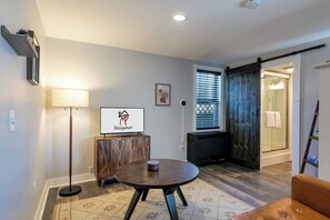 Interior - Cozy 1 BR + 4min Walk to Downtown [Blueberry Hill] (Bar Harbor)
