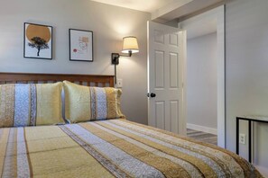 1 bedroom, iron/ironing board, travel cot, WiFi - Cozy 1 BR + 4min Walk to Downtown [Blueberry Hill] (Bar Harbor)