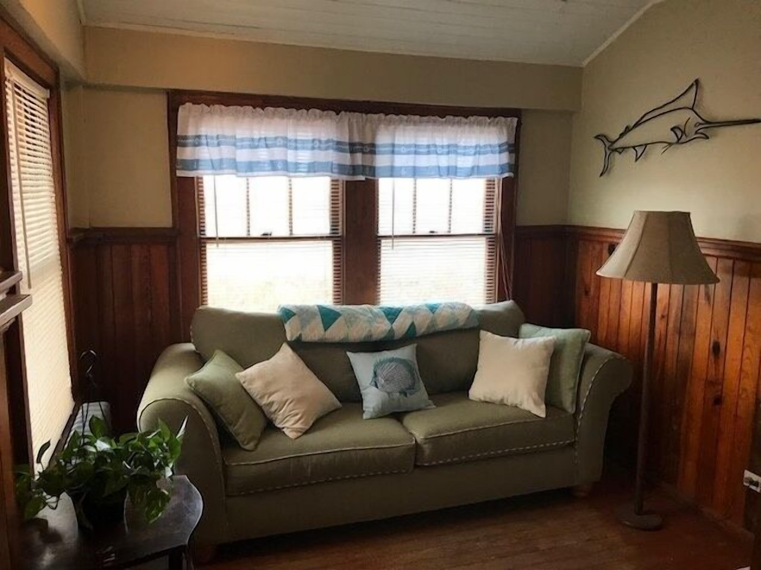 Fernseher, Kamin, Bücher