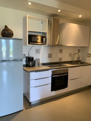 Réfrigérateur, micro-ondes, four, cafetière/bouilloire