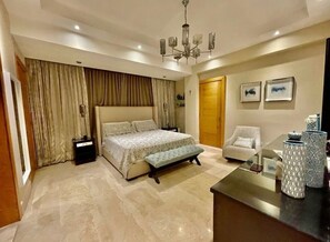 2 عدّة غرف نوم ومكتب وواي فاي مجانًا وملاءات أسرّة