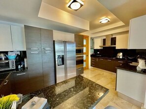 ثلاجة، ميكروويف، فرن، موقد طهي مسطح