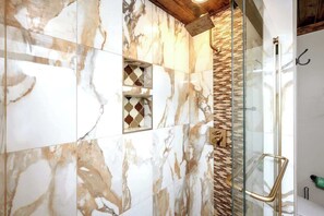 Regadera, secadora de cabello, toallas 