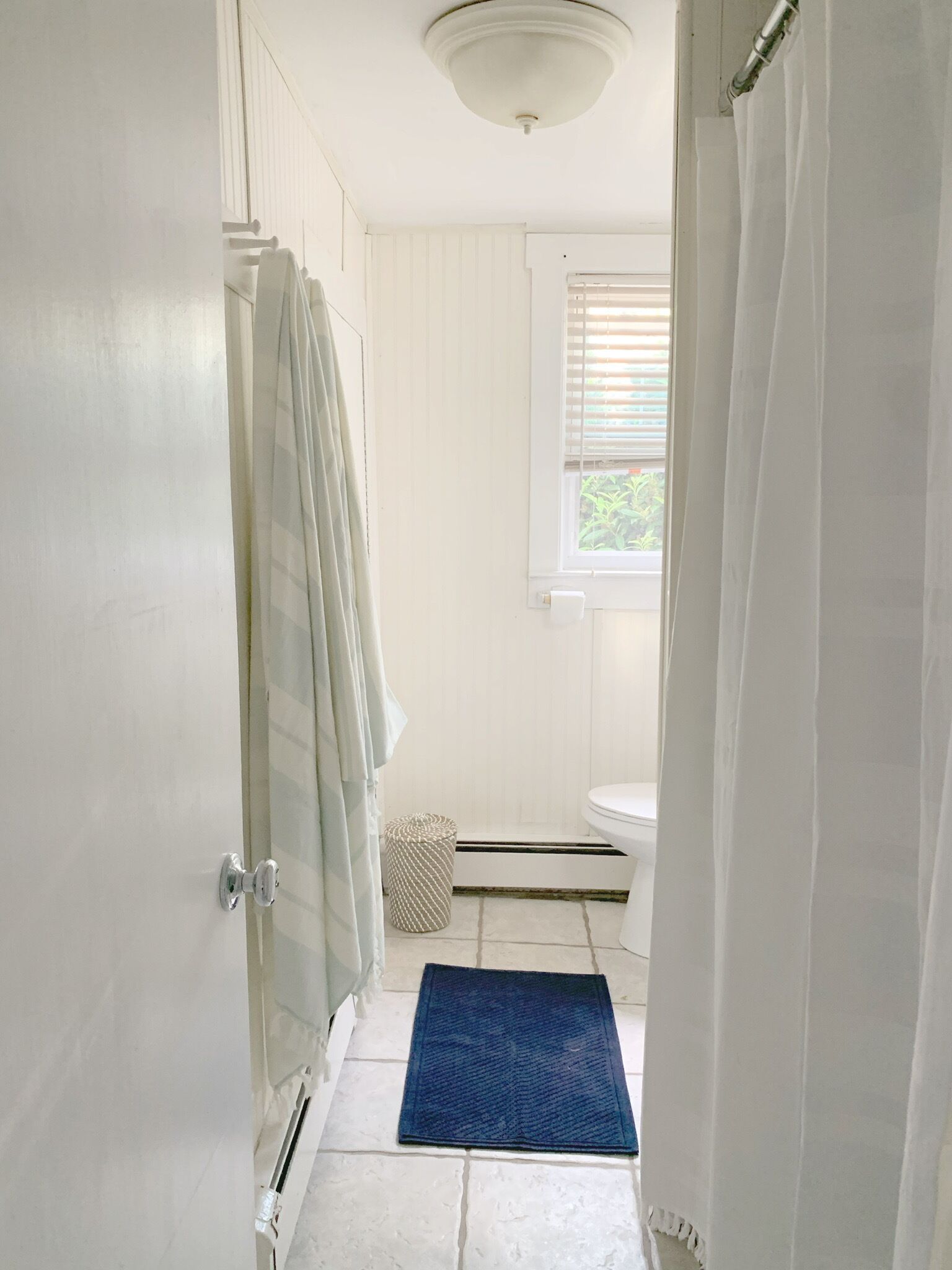 Douche, serviettes fournies, savon, papier toilette
