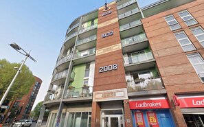A multi-story building with visible numbers on the facade, indicating different floors. - Bright and Airy 1BD Flat in Trendy Peckham (London)