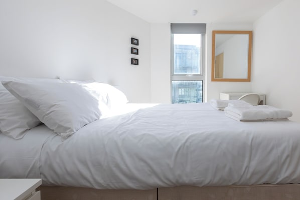 1 habitación, escritorio, tabla de planchar con plancha y internet