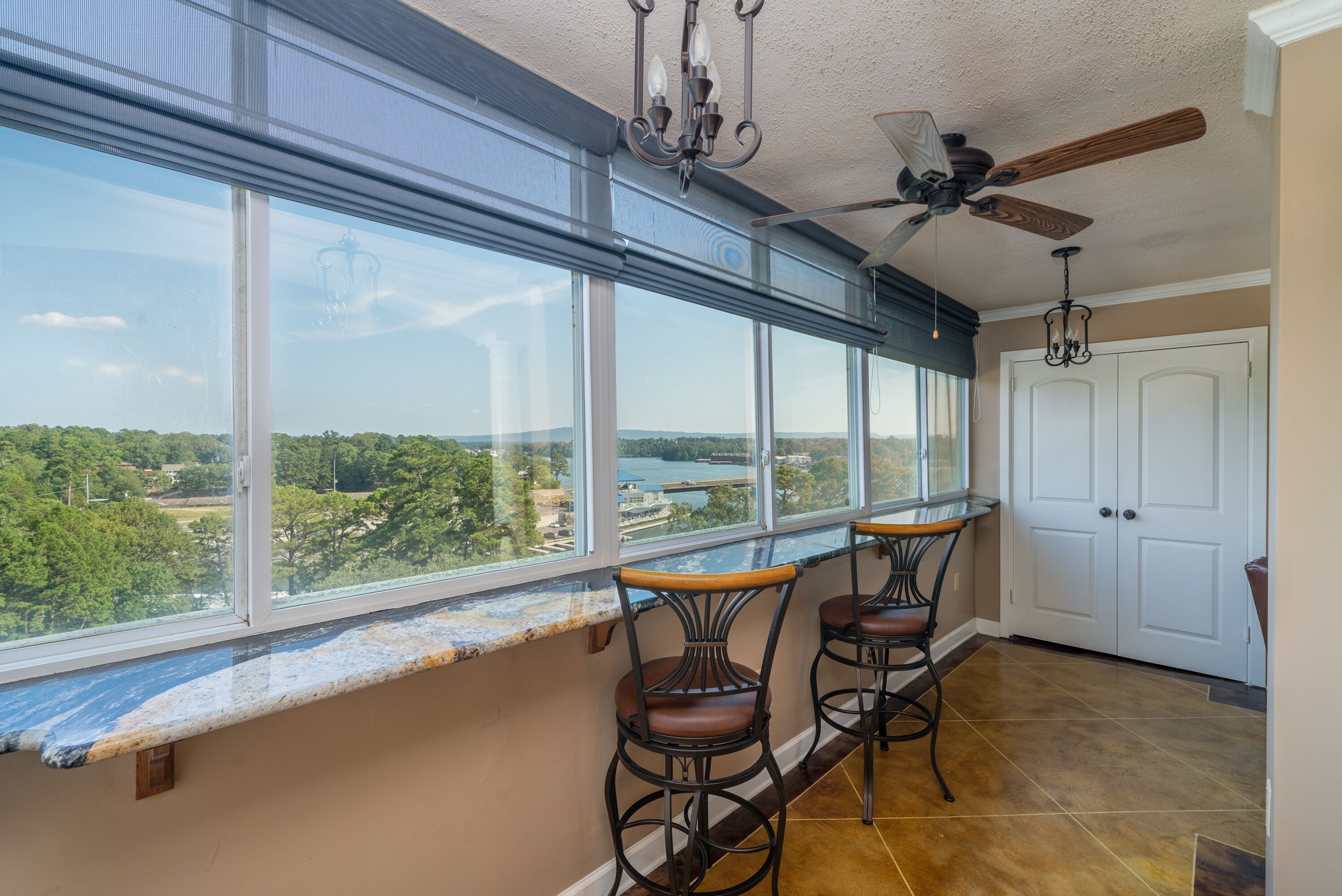 Condo on Main Channel of Lake Hamilton w/BOAT SLIP