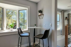 Dining - Cozy 1 BR in the Center of BH! [Inspiration Point] (Bar Harbor)