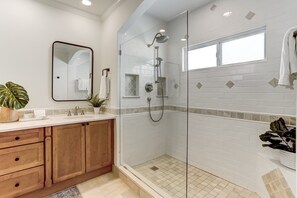 Combined shower/bathtub, hair dryer, towels - Newly Renovated, Private Home on Oceanside of Amelia Island Resort - Pet Friendly! (Amelia Island)