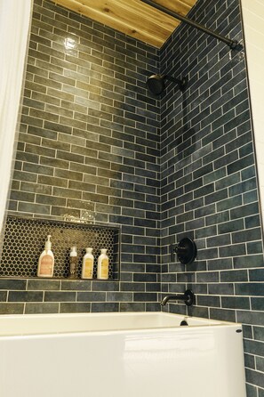 Combined shower/tub, jetted tub, hair dryer, towels