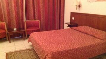 Escritorio y ropa de cama