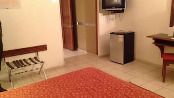 Escritorio y ropa de cama