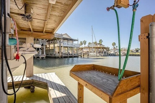 Waterfront 4-bedroom Private Single-family House/Villa