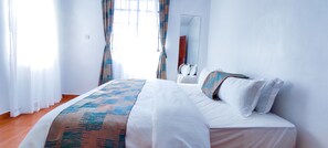 2 chambres, coffres-forts dans les chambres, bureau