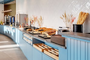 Daily buffet breakfast for a fee - B&B HOTEL Lille Lillenium Eurasanté (Lille)