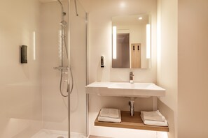Shower, rainfall showerhead, hair dryer, towels - B&B HOTEL Lille Lillenium Eurasanté (Lille)