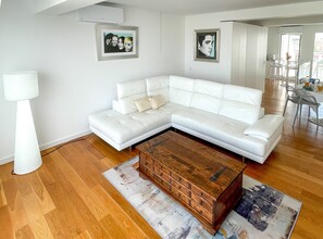 TV - Penthouse Triplex com Jacuzzi |T3 HsRentals Vilama (Vilamoura)