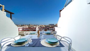 Outdoor dining - Penthouse Triplex com Jacuzzi |T3 HsRentals Vilama (Vilamoura)