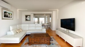 TV - Penthouse Triplex com Jacuzzi |T3 HsRentals Vilama (Vilamoura)