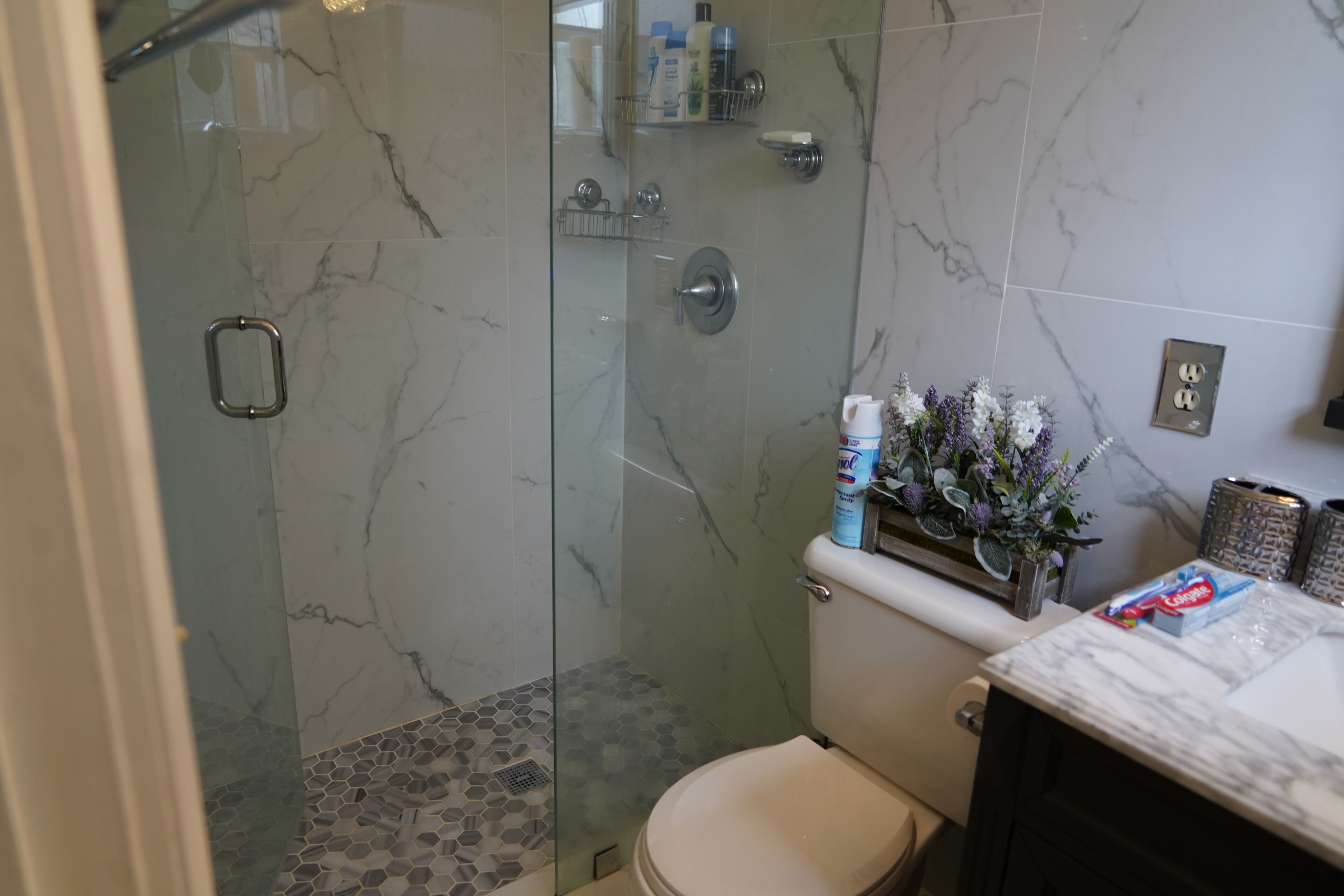 Badkar/dusch, handdukar, tvål och toalettpapper