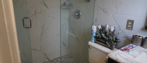 وحدات دش مع أحواض استحمام، مناشف، صابون، ورق حمّام