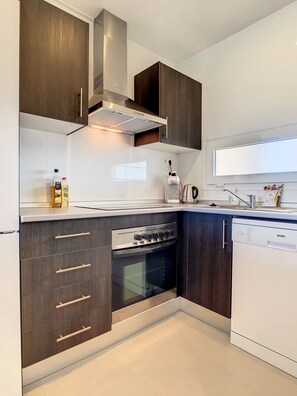 Een koelkast, een magnetron, een oven, een kookplaat