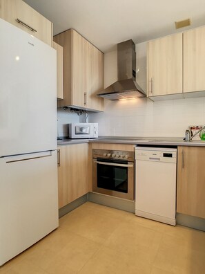 Een koelkast, een microgolfoven, een oven, een kookplaat