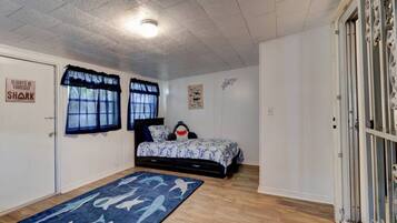 4 bedrooms, desk, iron/ironing board, free WiFi