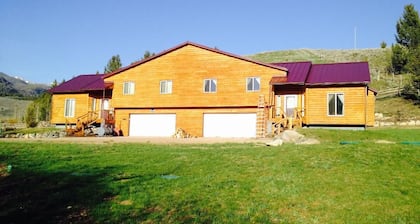 Polaris Paradise Maverick, Entire townhouse in scenic Polaris, MT