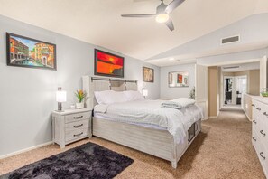 4 dormitorios, tabla de planchar con plancha, cuna de viaje