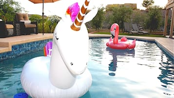 Utendørsbasseng og et oppvarmet basseng