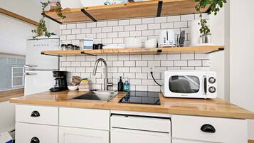 Frigorifero, microonde, piano cottura, lavastoviglie