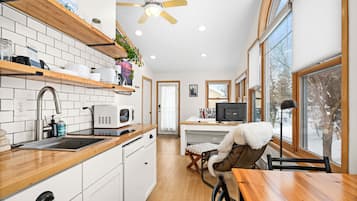 Frigorifero, microonde, piano cottura, lavastoviglie