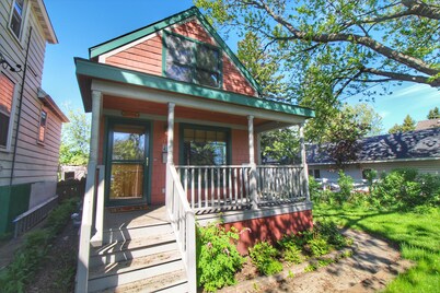 Sea Glass Cottage Near Beach Access | Pet Friendly