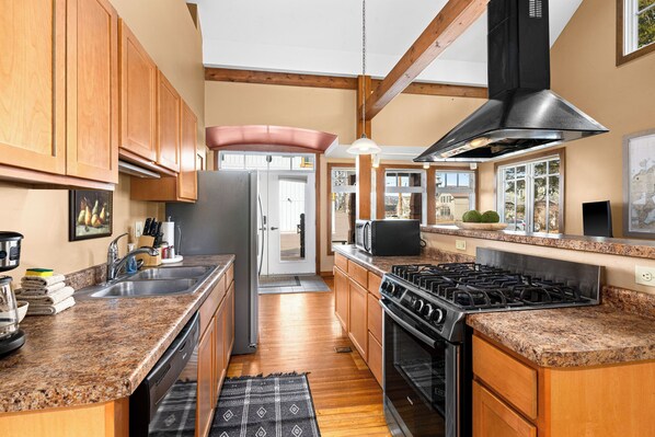 Fridge, microwave, oven, stovetop - Scandinavian Condo | Dragestil 723-1 (Duluth)