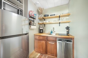 Fridge, microwave, stovetop, dishwasher