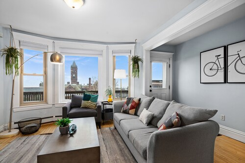 Clocktower Condo: Your Downtown Duluth Retreat