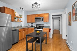 Réfrigérateur, four à micro-ondes, un four, surface de cuisson