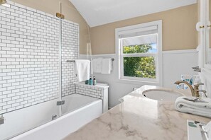 Combined shower/tub, hair dryer, towels