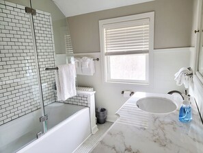 Ensemble douche/baignoire, sèche-cheveux, serviettes fournies