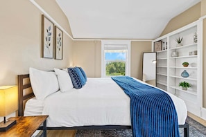 3 bedrooms, iron/ironing board, WiFi, bed sheets - Mayfair House, Private Hot Tub, Heirloom Vacations (Duluth)