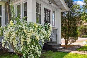 Exterior detail - Mayfair House, Private Hot Tub, Heirloom Vacations (Duluth)
