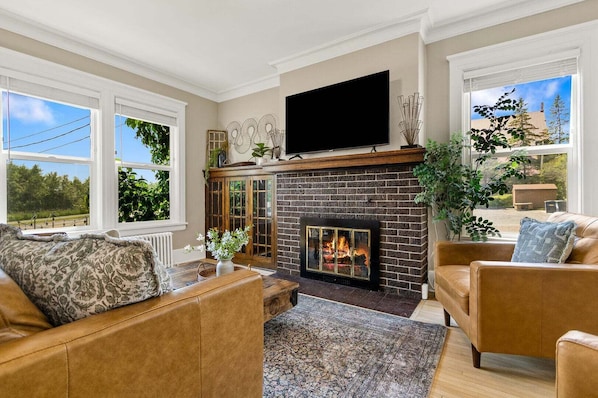 TV - Mayfair House, Private Hot Tub, Heirloom Vacations (Duluth)