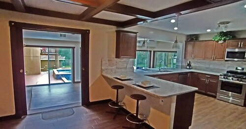 3 BR 2 Bath Home Full Kitchen Pool Boat Parking