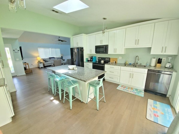 House, Multiple Beds, Private Pool, Pool View | Private kitchen
