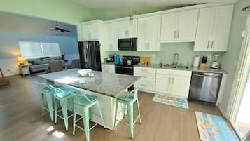 House, Multiple Beds, Private Pool, Pool View | Interior